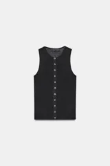 Top sin mangas de tejido de punto acanalado, color negro, con cuello redondo y cierre frontal de botones pequeños.