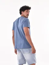 Remera blanca de corte slim fit con estampado frontal de líneas horizontales negras que forman la palabra 'Trust' y la frase 'In Yourself'.