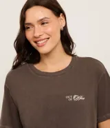 Remera oversize de algodón desteñido en color marrón, con cuello redondo, mangas cortas y estampa en la espalda con la inscripción "Out of Office".