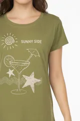 Remera de algodón verde militar, con manga corta, cuello redondo y diseño gráfico impreso en el frente con motivos veraniegos y el texto "Sunny Side".