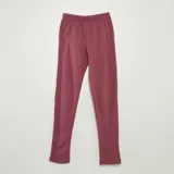 Conjunto de pijama de dos piezas color rosa, compuesto por una camiseta de manga larga con estampado frontal de la palabra "Jolie" y un pantalón largo.