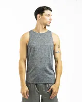 Musculosa deportiva gris con tejido texturizado y corte clásico.