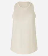 Musculosa deportiva Get Over de microfibra texturizada color marfil, con cuello redondo, tirantes anchos y bajo redondeado.