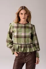 Blusa de tartán con diseño versátil, confeccionada en tela escocesa con detalles en cuero de oveja. Presenta cuello alto con forro de piel sintética, mangas largas con puños de cuero y piel, y un ruedo tableado con ajuste de cinturón de cuero en la cintura.