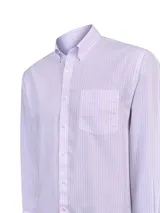 Camisa de manga larga RKF modelo Wf Pb, de corte regular y cuello americano. Presenta un diseño de rayas verticales en tonos rosado, celeste y blanco, con cierre frontal de botones, bolsillo ojal en el pecho con logo bordado y botones en las puntas del cuello.