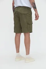 Bermuda cargo de gabardina color tostado, con bolsillos laterales y bolsillos cargo con solapa en las piernas. Calce relajado.