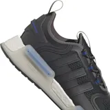Championes adidas NMD_V3 de diseño urbano, color negro con detalles en azul. Presentan una estructura de malla transpirable, refuerzos laterales y una entresuela con tecnología de amortiguación translúcida.