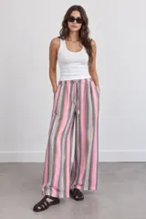 Pantalón tiro alto de pernera ancha, con diseño de rayas verticales en tonos rosados, grises, blancos y tostados. Cuenta con cintura elástica fruncida y cordón ajustable delantero.