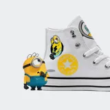 Championes Converse Chuck Taylor All Star de lona blanca con diseño de Minions, con parche de All Star amarillo y detalles inspirados en los personajes.