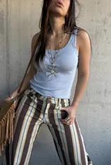 Musculosa celeste de algodón con diseño ajustado al cuerpo, cuello redondo y tirantes anchos.