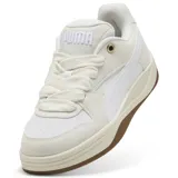 Championes urbanos Puma modelo Park Luna OG, con diseño de inspiración retro. Presentan una combinación de cuero y gamuza en tonos beige y blanco, con la icónica franja lateral de la marca en blanco y suela de goma color marrón.