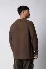 Sweater de tejido grueso con cuello redondo, mangas largas con puños acanalados y corte relajado.