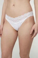 Bombacha de bikini roja con cintura de puntilla.