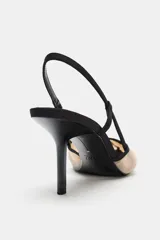 Zapato de tacón destalonado con cuerpo de mesh, tira trasera elástica, tacón fino y acabado en punta.