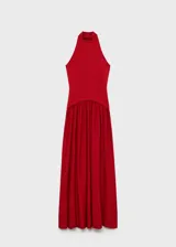 Vestido largo de punto fino color rojo, con diseño combinado, cuello halter y espalda descubierta. Presenta un ajuste al cuerpo en la parte superior y una falda evasé con caída fluida.