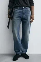 Jeans de corte recto en tono azul clásico con efecto lavado, tiro medio y diseño de cinco bolsillos con cierre frontal de botones.