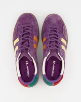 Championes Coolway modelo Kizuna de gamuza color lila con detalles en amarillo y rojo.