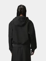 Campera Carhartt modelo OG Active, confeccionada en lona de algodón resistente, con diseño de corte holgado y silueta boxy. Presenta cierre frontal, capucha con cordones ajustables, bolsillos tipo canguro y puños y ruedo acanalados.