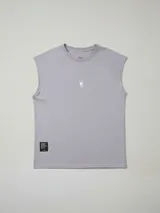 Musculosa oversize de algodón color gris claro, con cuello redondo y mangas cortadas tipo ranglán. Presenta un pequeño bordado blanco con una 'R' estilizada en el pecho y una etiqueta negra cosida en el bajo.