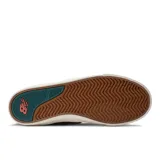 Championes New Balance Numeric 306, color verde oliva con detalles en azul y beige. Capellada de gamuza y malla, con logo "N" en el lateral. Suela de goma vulcanizada.