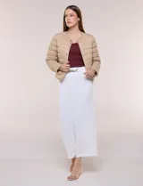 Campera puffer corta de diseño reversible y liviano, marca Michael Kors. Cuenta con acabado resistente al agua, diseño acolchado con matelaseado horizontal, cuello redondo a la base sin solapa ni capucha, cierre frontal completo con botones de presión metálicos, bolsillos laterales funcionales y ribetes a tono. Largo a la cintura y empacable en su propia bolsa de guardado.