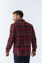 Sobrecamisa de viyela a cuadros rojos y azules con interior capitoneado, corte regular, manga larga, cierre con botones, bolsillos frontales y logo en grifa de cuero.