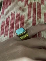 Anillo de bronce con apliques de nácar.