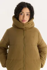 Campera puffer color marrón con capucha y cierre frontal.