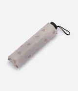 Sombrilla plegable color rosado con estampado de corazones, estructura de hierro y poliéster, mango reforzado con correa de muñeca y apertura manual.