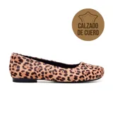 Zapato casual de cuero con estampado animal print, taco bajo y punta redondeada.