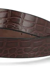 Cinturón de cuero natural con textura efecto cocodrilo en color marrón cognac, con hebilla metálica de diseño cuadrado en color dorado.