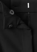 Pantalón de vestir negro de tiro medio y corte recto, con detalle de pinzas y bolsillos laterales.