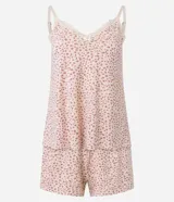 Conjunto de pijama compuesto por un top de breteles finos con encaje en el escote y un short con cintura elástica. El conjunto es de microfibra con estampado de leopardo.