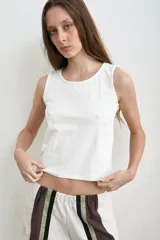 Musculosa blanca de algodón, de corte recto y escote redondo.