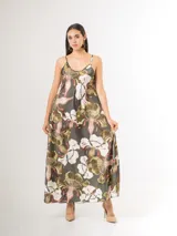 Vestido largo de satén azul marino con tirantes finos y escote en V, con gran estampado floral en tonos blancos, celestes y marrones, y diseño de caída fluida.