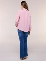 Blusa verde de calce holgado y caída fluida, confeccionada en tejido tipo crepé. Cuenta con cuello camisero con solapa, escote en V y cierre parcial al frente con tres botones metálicos. Las mangas son largas con puños abotonados.