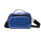 Cartera bandolera de cuero sintético color negro, con diseño rectangular, cierre superior, bolsillo frontal con cierre y manija superior. Incluye correa larga ajustable y extraíble para usar al hombro o cruzada.