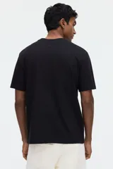 Remera de punto liviano color negro, con cuello redondo ribeteado, mangas cortas y bajo recto. Corte estándar y silueta clásica.
