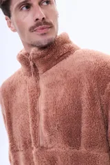 Buzo de sherpa de textura suave y cálida, con cuello alto y cierre frontal parcial. Presenta un diseño de manga larga y corte holgado.