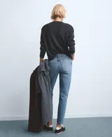Jeans de tiro medio color azul claro, corte recto y estilo clásico.
