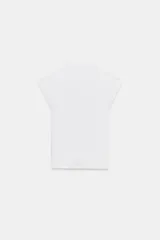 Top negro de tejido de punto, corte ajustado, con cuello alto y mangas sisa caídas.