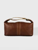 Necessaire de cuero verde con detalles en cuero marrón, cuenta con una manija superior y cierre superior.