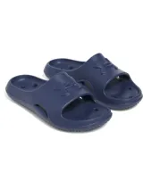 Sandalia tipo chinela Under Armour, modelo Locker V, confeccionada en EVA moldeada de una sola pieza. Presenta un diseño ergonómico con orificios de drenaje laterales, plantilla texturizada para mayor tracción y el logo de la marca en relieve sobre la banda superior.