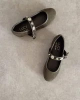 Ballerinas de gamuza color borgoña con correa sobre el empeine adornada con apliques de strass y hebilla metálica.