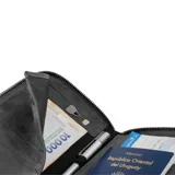 Portapasaporte de cuero genuino con acabado texturizado y cierre perimetral. Cuenta con tecnología de protección anticlonación, capacidad para dos pasaportes, seis tarjetas, efectivo y documentos de viaje.
