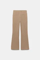 Pantalón flare de tiro medio, confeccionado en mezcla de viscosa y lino, con diseño de rayas verticales en tono beige. Cuenta con bolsillos delanteros y bajo acabado en línea evasé. Cierre frontal con cremallera, botón y ganchos metálicos.