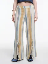 Pantalón ancho de lino y viscosa con estampado de rayas verticales en tonos beige, azul y blanco. Presenta tajos laterales en la botamanga con lazos ajustables.