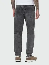 Jean de corte recto y tiro medio, confeccionado en denim de algodón con efecto lavado en tono gris oscuro. Presenta cierre de botón y cremallera, con diseño clásico de cinco bolsillos.