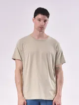 Remera de manga corta, cuello redondo y calce regular, color negro.