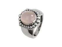 Anillo de plata 925 con piedra de cuarzo rosa redonda, engarzada en un diseño cuadrado con borde de pequeñas esferas.